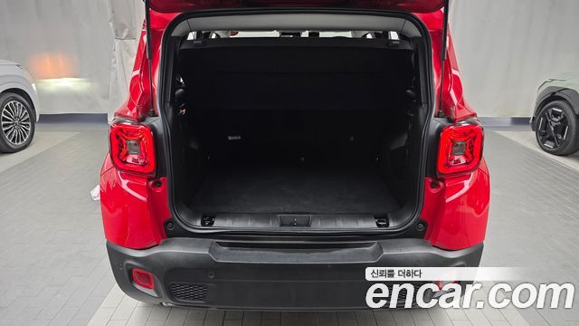 Jeep Renegade 1.3 Limited 2023 — фото 20