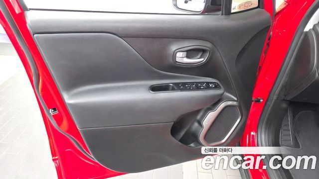 Jeep Renegade 1.3 Limited 2023 — фото 24