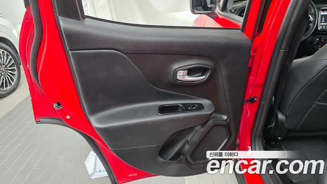 Jeep Renegade 1.3 Limited 2023 — фото 25