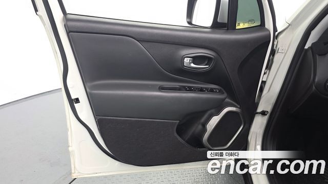 Jeep Renegade 1.3 Limited 2022 — фото 30