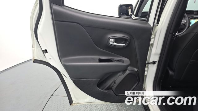 Jeep Renegade 1.3 Limited 2022 — фото 31