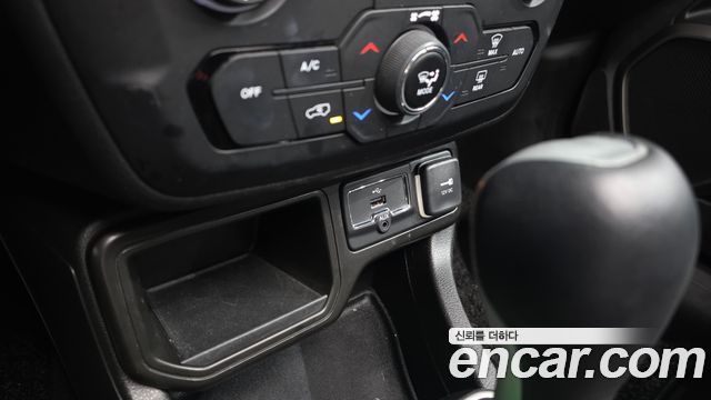 Jeep Renegade 1.3 Limited 2022 — фото 35
