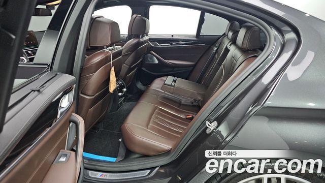 BMW 5 Series (G30) M550i xDrive 2021 — фото 11