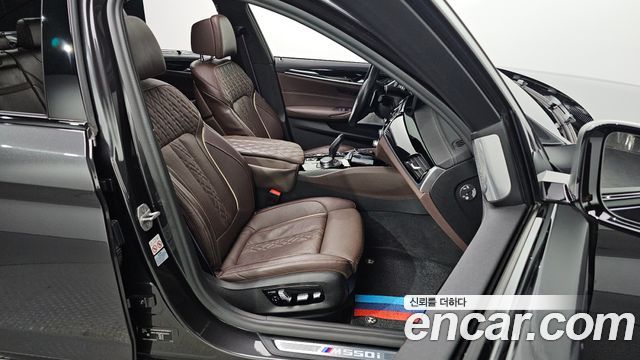 BMW 5 Series (G30) M550i xDrive 2021 — фото 12
