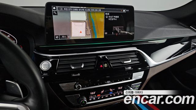 BMW 5 Series (G30) M550i xDrive 2021 — фото 16