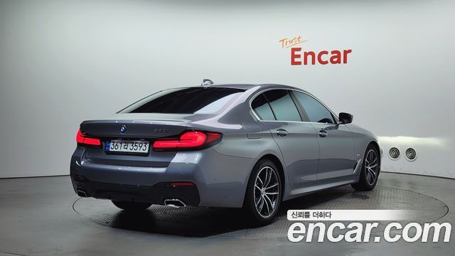 BMW 5 Series (G30) 520i M Sport 2023 — фото 2