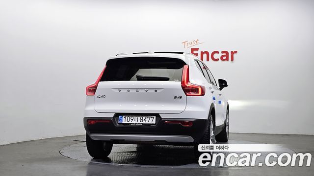 Volvo XC40 B4 Momentum 2021 — фото 4