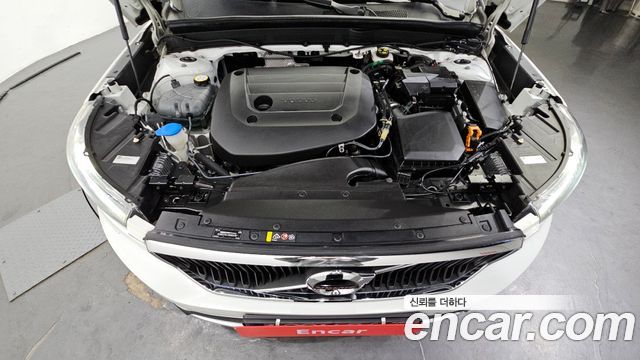 Volvo XC40 B4 Momentum 2021 — фото 6