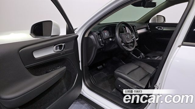 Volvo XC40 B4 Momentum 2021 — фото 10