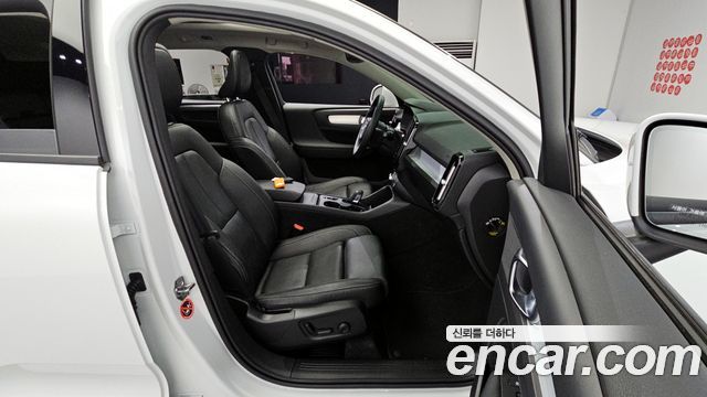 Volvo XC40 B4 Momentum 2021 — фото 16