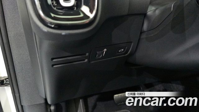 Volvo XC40 B4 Momentum 2021 — фото 17