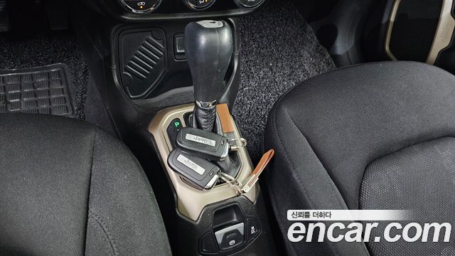 Jeep Renegade 2.4 Longitude 2016 — фото 9
