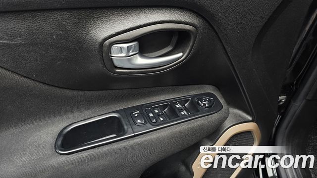 Jeep Renegade 2.4 Longitude 2016 — фото 17