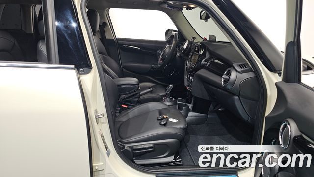 MINI Cooper S 5Door HIGH 3rd 2020 — фото 15