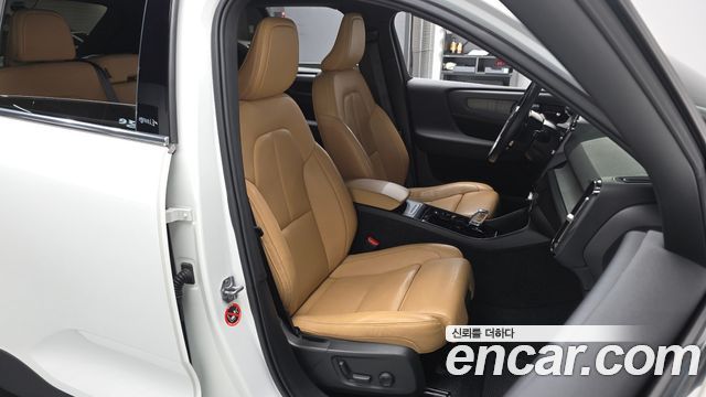 Volvo XC40 B4 Inscription 2021 — фото 10