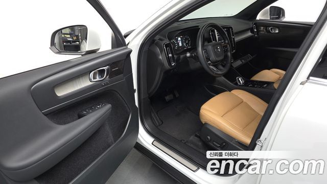 Volvo XC40 B4 Inscription 2021 — фото 12