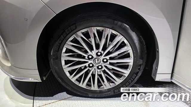 Lexus LM (II) 500h Royal 2025 — фото 5