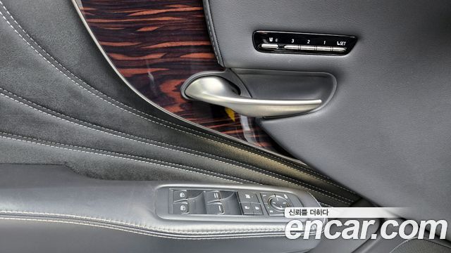 Lexus LS500 (V) 3.5 Luxury AWD 2021 — фото 18