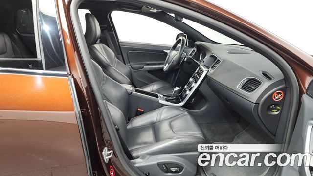 Volvo V60 Cross Country T5 AWD 2016 — фото 11