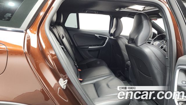 Volvo V60 Cross Country T5 AWD 2016 — фото 12