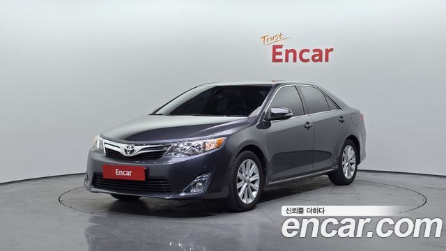 Toyota Camry 2.5 XLE 2013 — фото 1
