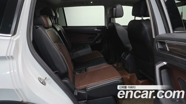 Volkswagen Tiguan Allspace 2.0 TSI Prestige 2022 — фото 12