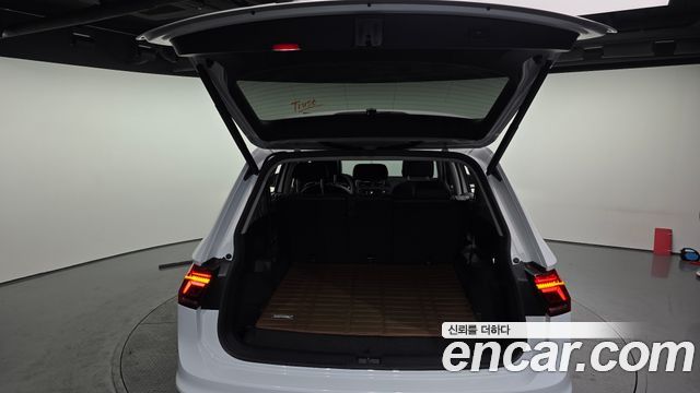 Volkswagen Tiguan Allspace 2.0 TSI Prestige 2022 — фото 20