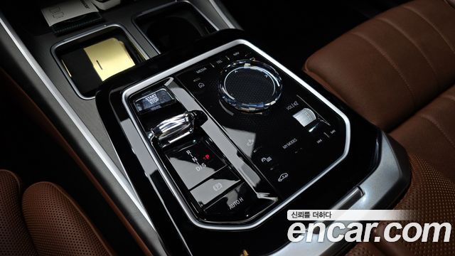 BMW 7 Series (G70) 750e xDrive Design Pure Excellence 2023 — фото 9