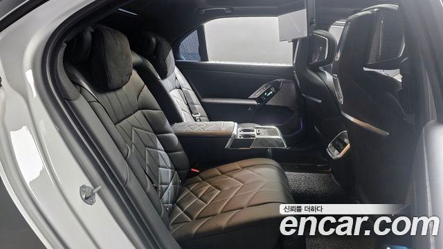 BMW 7 Series (G70) 740i xDrive M Sport 2024 — фото 12