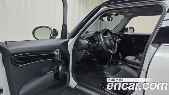 MINI Cooper S 5Door Classic Launch Pack Third Generation 2022 — фото 10