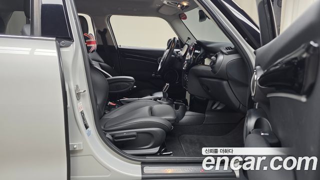 MINI Cooper S 5Door Classic Launch Pack Third Generation 2022 — фото 11