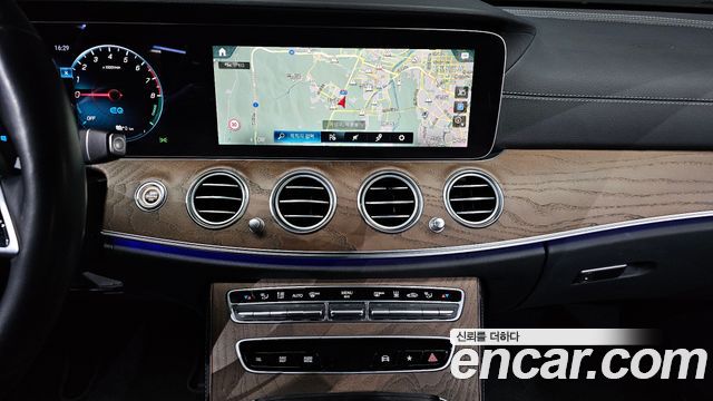 Mercedes-Benz E-Class (W213) E300e 4MATIC Exclusive 2022 — фото 18