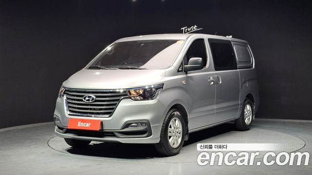 Hyundai Grand Starex Van 5-Seater Smart