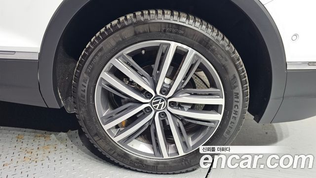 Volkswagen Tiguan Allspace 2.0 TSI Prestige 2023 — фото 5