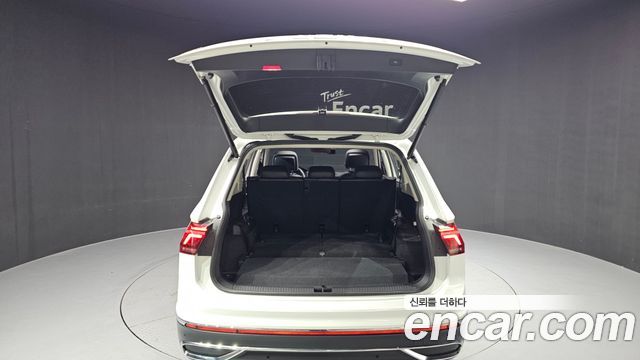 Volkswagen Tiguan Allspace 2.0 TSI Prestige 2023 — фото 20