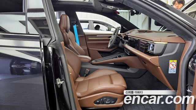 Porsche Macan EV Turbo 2025 — фото 11