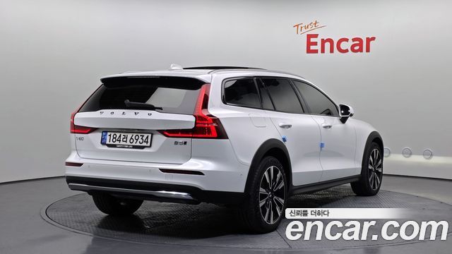 Volvo V60 Cross Country (II) B5 Ultimate AWD 2023 — фото 2