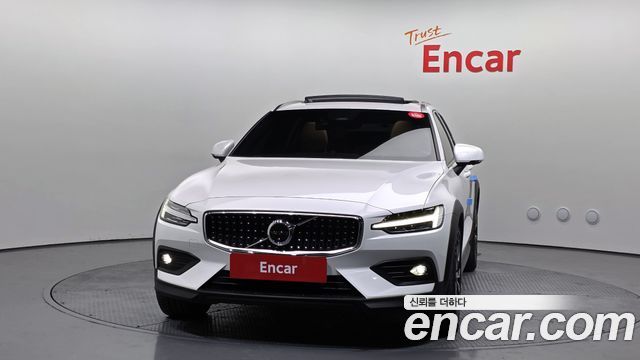 Volvo V60 Cross Country (II) B5 Ultimate AWD 2023 — фото 3