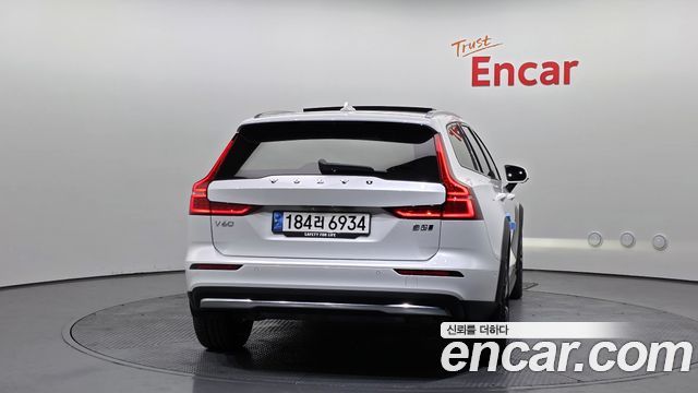 Volvo V60 Cross Country (II) B5 Ultimate AWD 2023 — фото 4