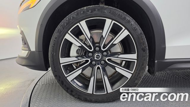 Volvo V60 Cross Country (II) B5 Ultimate AWD 2023 — фото 5