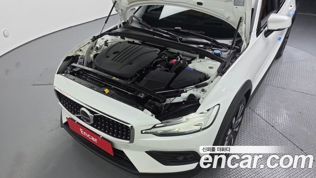 Volvo V60 Cross Country (II) B5 Ultimate AWD 2023 — фото 6