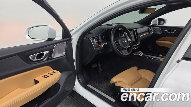 Volvo V60 Cross Country (II) B5 Ultimate AWD 2023 — фото 10