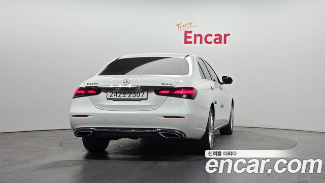 Mercedes-Benz E-Class (W213) E220d 4MATIC Exclusive 2022 — фото 4