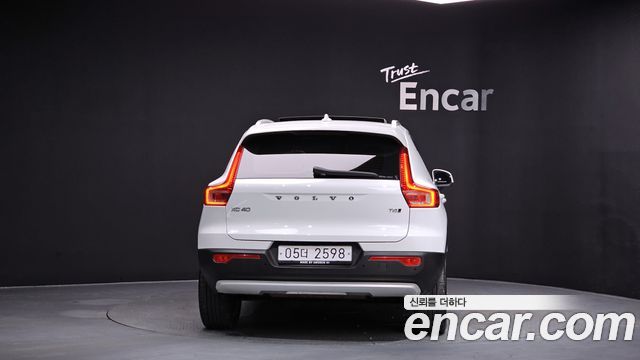 Volvo XC40 T4 Momentum 2019 — фото 4