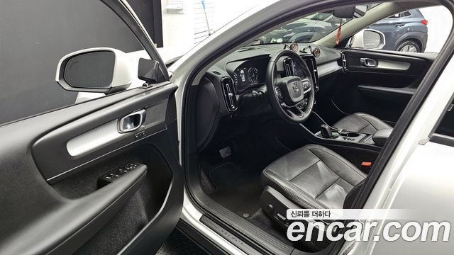 Volvo XC40 T4 Momentum 2019 — фото 10