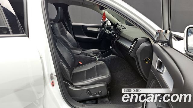 Volvo XC40 T4 Momentum 2019 — фото 11