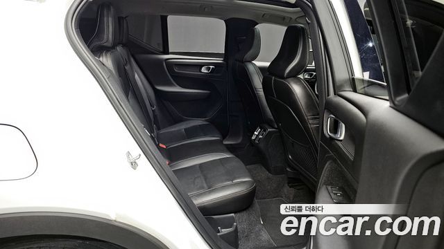 Volvo XC40 T4 Momentum 2019 — фото 12