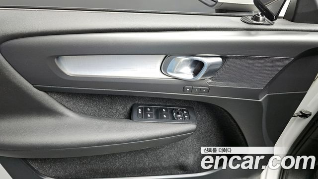 Volvo XC40 T4 Momentum 2019 — фото 17