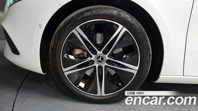 Mercedes-Benz A-Class (W177) A220 Sedan 2024 — фото 5