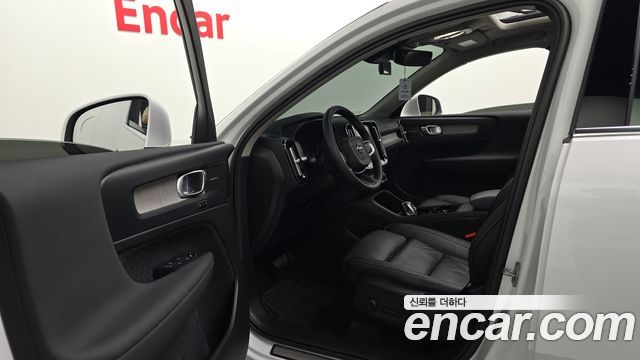 Volvo XC40 B4 Ultimate Bright 2023 — фото 10